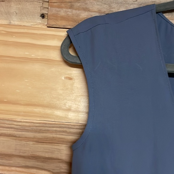 J. Crew size 00 Gray V-Neck Sleeveless Silk Lightweight Relaxed Fit Blouse Top - Picture 3 of 7
